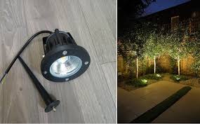 đèn căm cỏ chiếu sáng sân vườn